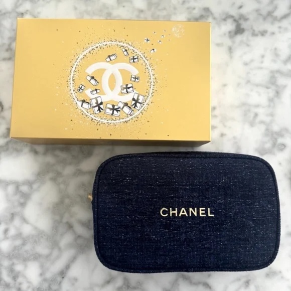 Gift Wrapped Chanel Holiday 2023 Beauty Cosmetic Bag Blue Navy - Picture 4 of 7